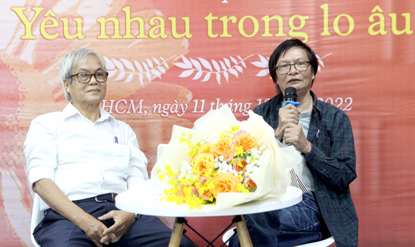 Nhà văn Nguyễn Đông Thức (trái) và nhà văn Đoàn Thạch Biền trong buổi ra mắt sách trung tuần tháng 12-2022