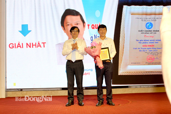 Phó chủ tịch UBND tỉnh Nguyễn Sơn Hùng trao giải nhất cho tác giả Đặng Ngọc Hùng (tỉnh Bình Thuận). Ảnh: M.Ny