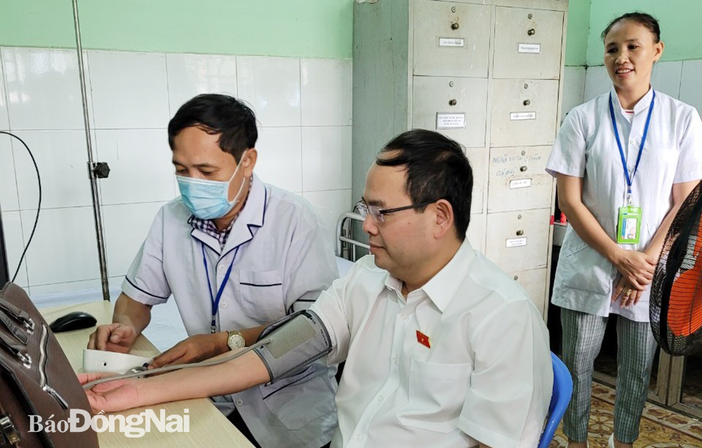 Đoàn giám sát thực hiện khảo sát tại trạm y tế xã An Phước