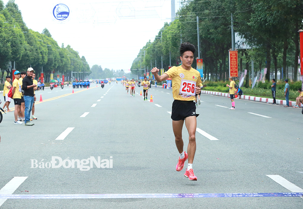 VĐV Lê Đức Phước (Đồng Nai) về đích vị trí hạng ba cá nhân 10km nam hệ tuyển.