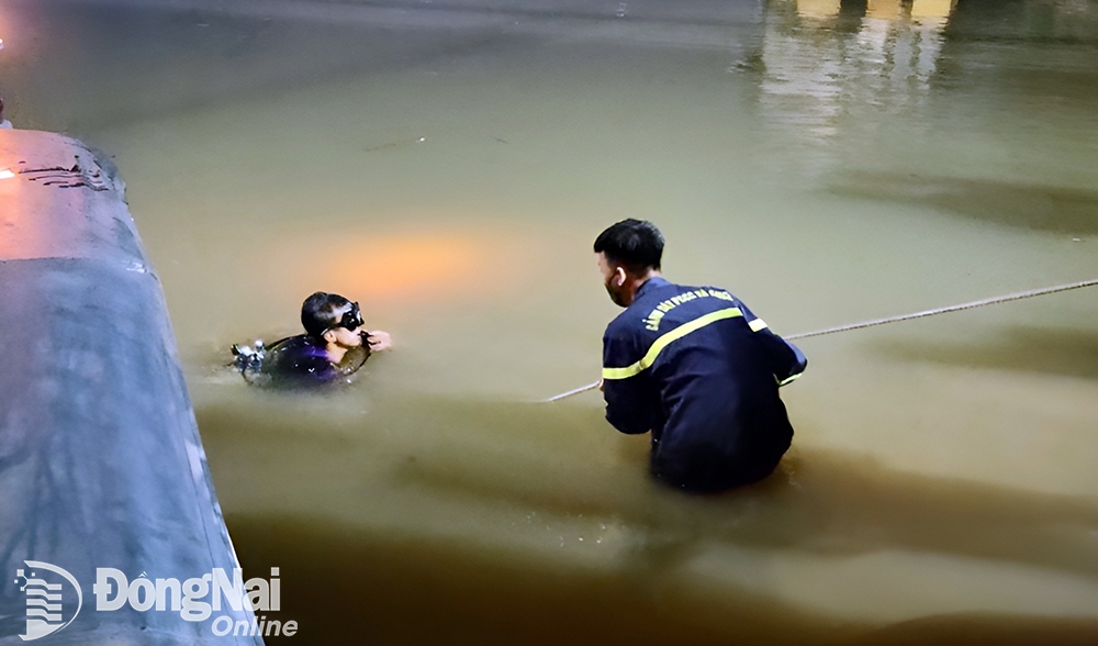 Đội Cảnh sát phòng cháy, chữa cháy và cứu nạn, cứu hộ trên sông (Phòng Cảnh sát phòng cháy, chữa cháy và cứu nạn, cứu hộ Công an tỉnh) tìm kiếm thi thể nam thanh niên nhảy cầu Hiệp Hòa vào rạng sáng 2-1. Ảnh: CTV.