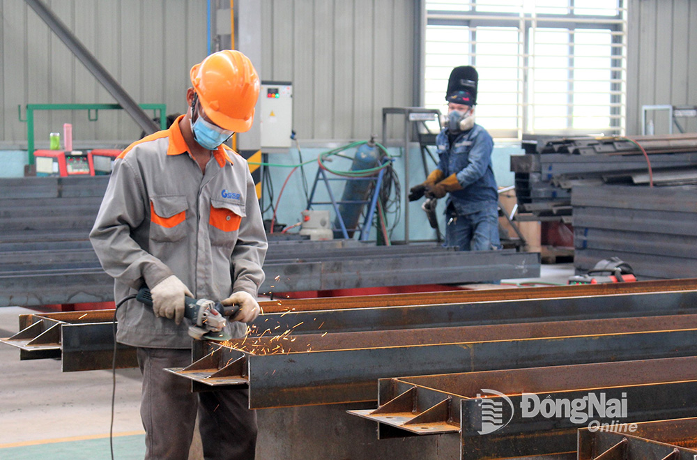 Năm sản xuất 2023 sẽ còn nhiều khó khăn chờ đón doanh nghiệp. Ảnh: V.Gia