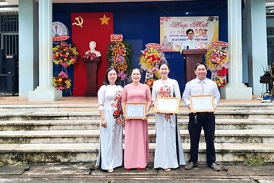 Thầy Võ Trung Kiên (phải) nhận khen thưởng hội diễn văn nghệ nhân kỷ niệm Ngày Nhà giáo Việt Nam 20-11