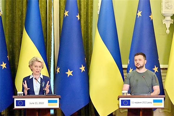 Chủ tịch Ủy ban châu Âu Ursula von der Leyen (trái) và Tổng thống Ukraine Volodymyr Zelensky tại cuộc gặp ở Kiev ngày 11-6-2022