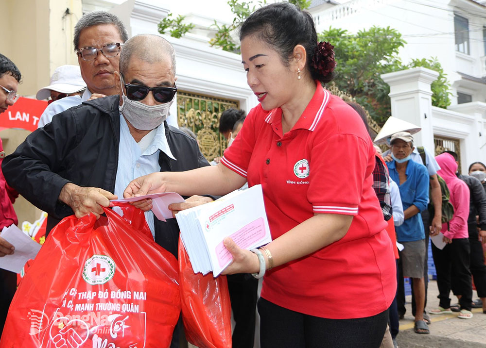 Người khiếm thị tại TP.Biên Hòa nhận quà Tết do Hội Chữ thập đỏ tỉnh trao tặng trong ngày 5-1. Ảnh: Sông Thao