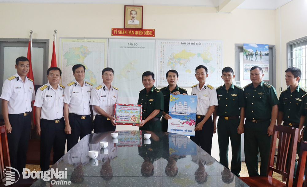 Thủ trưởng Bộ Tư lệnh Vùng 2 Hải quân tặng quà, chúc Tết tại Đồn biên phòng N40 (Bộ Chỉ huy biên phòng tỉnh Bà Rịa - Vũng Tàu)