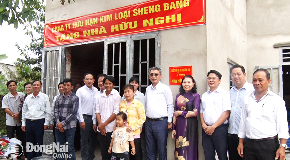 Lãnh đạo H.Xuân Lộc và Hiệp hội Thương mại Đài Loan tại Việt Nam chi hội Đồng Nai chụp hình cùng các gia đình