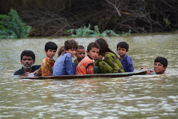 Người dân sơ tán khỏi vùng ngập lụt tại tỉnh Balochistan, Pakistan ngày 26-8-2022. Ảnh: AFP/TTXVN