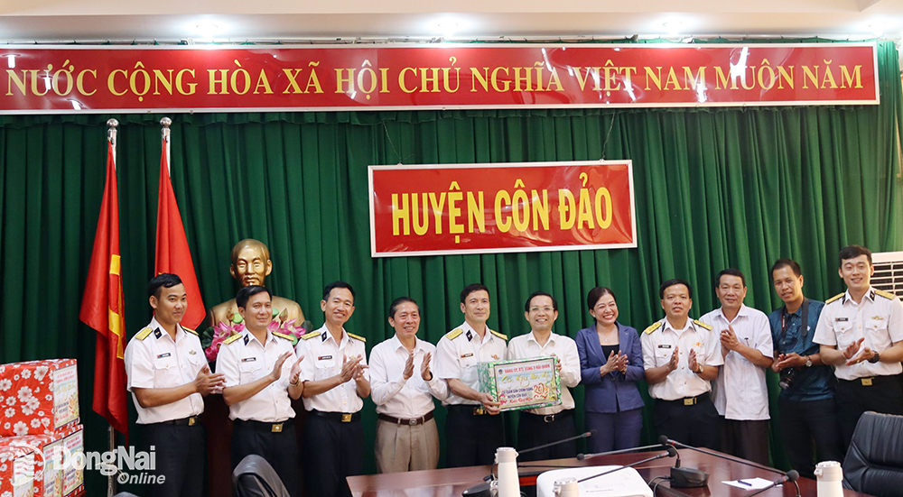  Đoàn công tác tặng quà, chúc Tết Huyện ủy, UBND và các cơ quan dân chính H.Côn Đảo, tỉnh Bà Rịa - Vũng Tàu