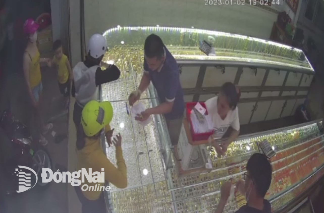 Hình ảnh Trần Thị Trạng (áo vàng) tại tiệm vàng Cẩm Dự được hình ảnh camera an ninh ghi lại