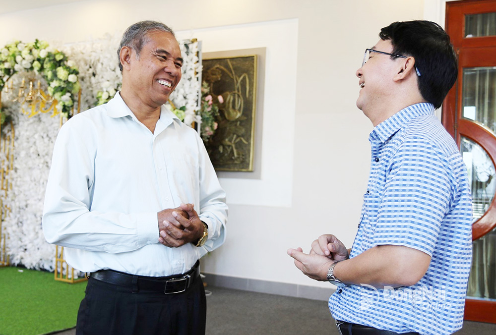 Trưởng ban Dân tộc tỉnh Nguyễn Văn Khang trao đổi cùng ông Điểu Văn Trung (bên trái). Ảnh: S.Thao