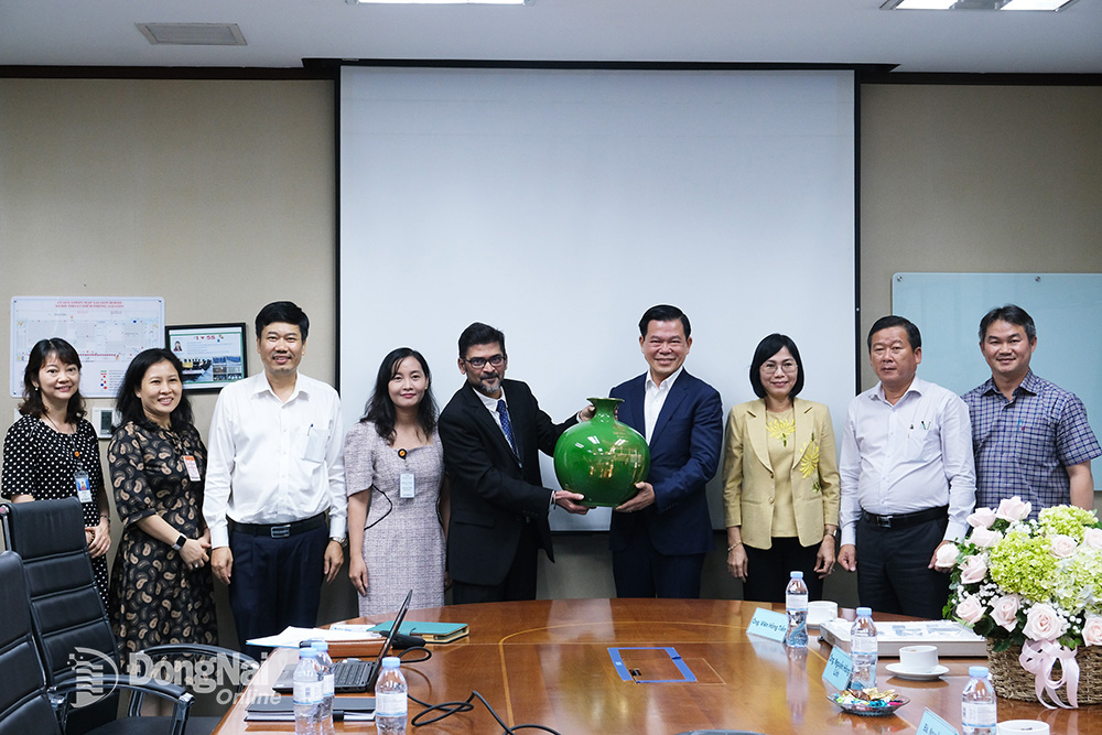 Bí thư Tỉnh ủy Nguyễn Hồng Lĩnh tặng quà cho Công ty TNHH On Semiconductor Việt Nam. Ảnh: Đắc Nhân