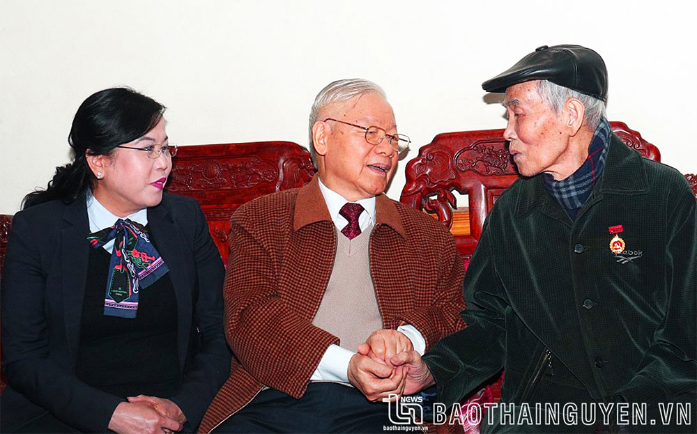 Tổng Bí thư Nguyễn Phú Trọng thăm hỏi và chúc Tết gia đình cụ Nguyễn Trung Lựu