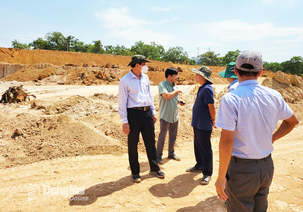 Phó chủ tịch UBND tỉnh Võ Văn Phi (bìa trái) đi kiểm tra một vị trí cải tạo đất nông nghiệp sau khi lấy đất san lấp phục vụ dự án Đường cao tốc Phan Thiết - Dầu Giây (H.Xuân Lộc). Ảnh: P.Tùng