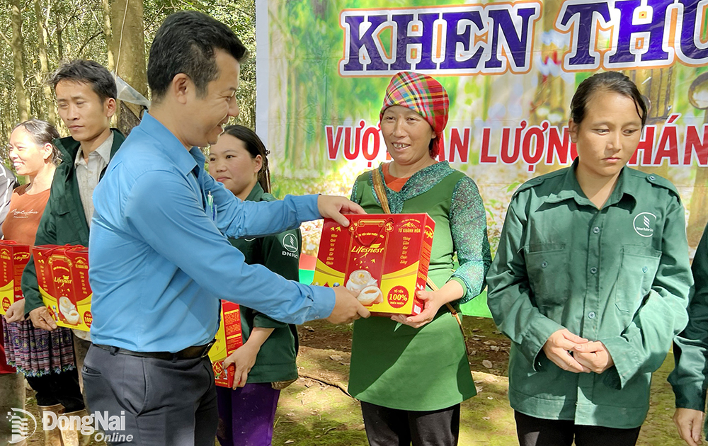 Công đoàn Tổng công ty Cao su Đồng Nai thăm, tặng quà động viên công nhân tại vườn cây. Ảnh: Lan Mai