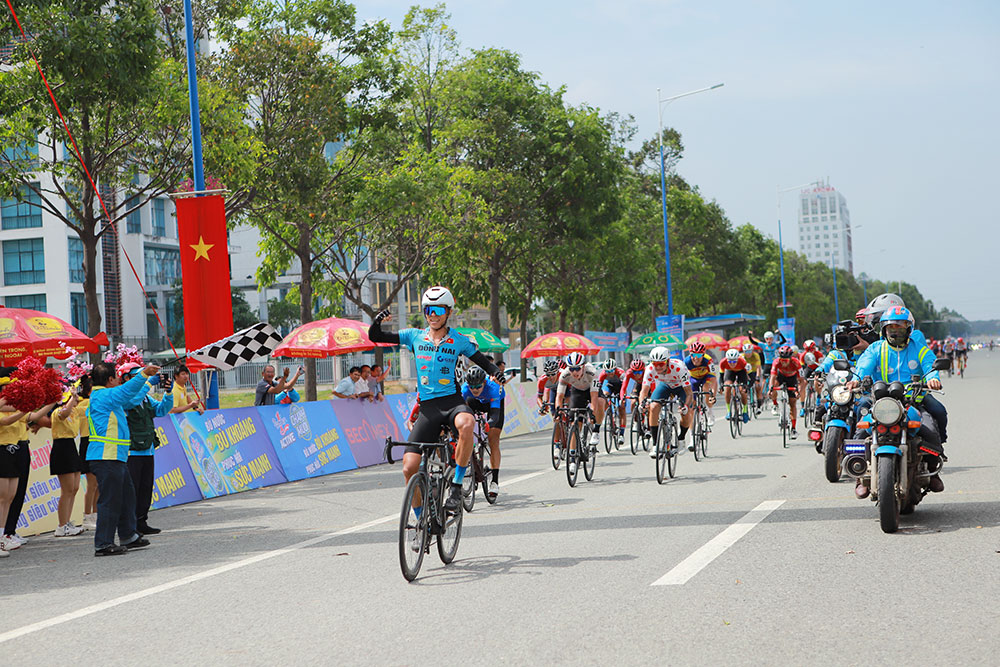 Tay đua Nguyễn Phạm Quốc Khang của Đồng Nai ăn mừng khi về đích đầu tiên chặng cuối tại TP. Thủ Dầu Một