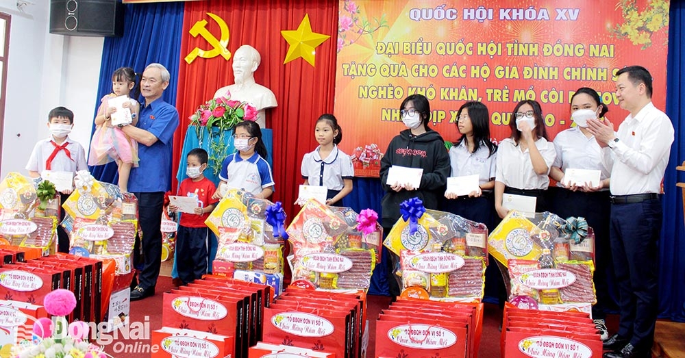Đại biểu Nguyễn Phú Cường và đại biểu Trịnh Xuân An trao quà cho trẻ em mồ côi vì Covid-19 tại TP.Biên Hòa