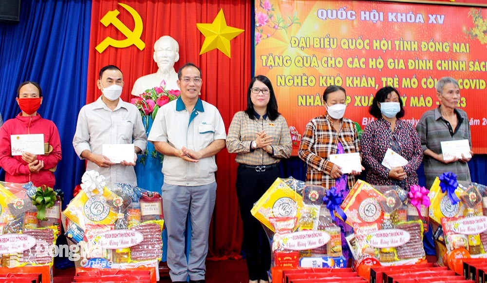 Đại biểu Nguyễn Thị Như Ý và đại diện Công ty CP Taekwang Vina trao quà cho các gia đình có hoàn cảnh khó khăn tại TP.Biên Hòa