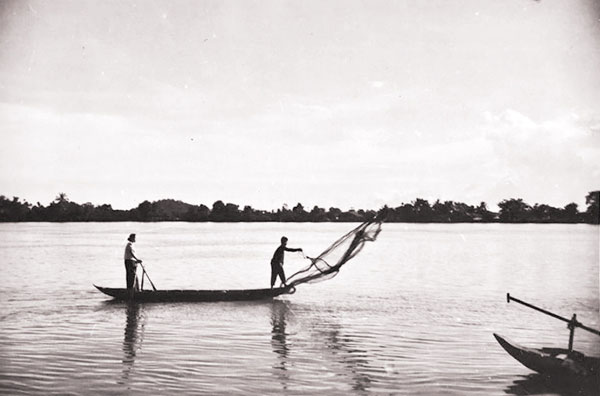 Đánh cá trên sông Đồng Nai vào năm 1950-1952 Nguồn: delcampe.net