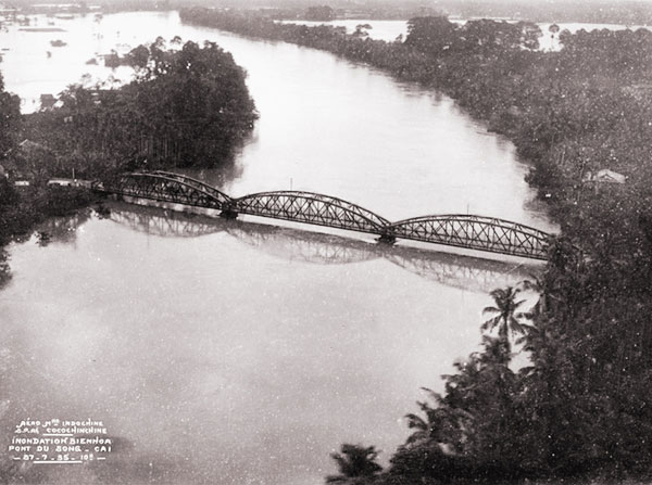 Sông Đồng Nai với cầu Rạch Cát vào mùa mưa năm 1937. Nguồn: delcampe.net
