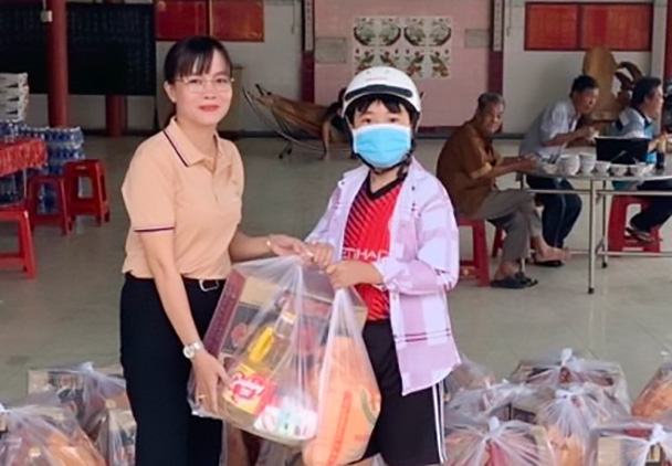 Chị Trần Thị Nguyệt trao quà cho người dân có hoàn cảnh khó khăn