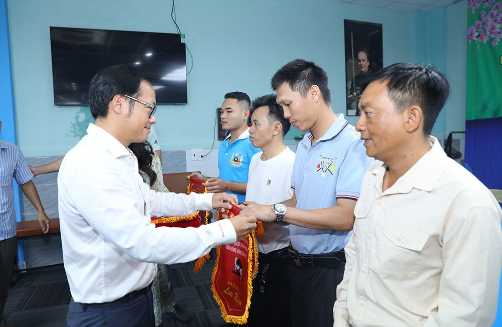 Phó chủ tịch UBND TP. Biên Hòa Nguyễn Xuân Thanh tặng cờ lưu niệm cho đại diện các đơn vị tham dự giải