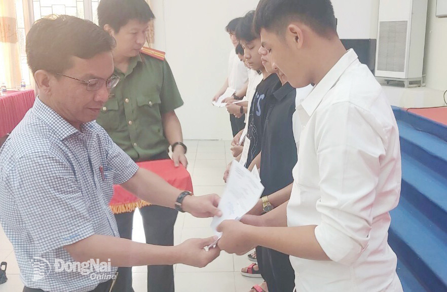 Chủ tịch UBND, Chủ tịch Hội đồng Nghĩa vụ quân sự H.Long Thành Lê Văn Tiếp trao lệnh cho thanh niên là đảng viên chuẩn bị nhập ngũ