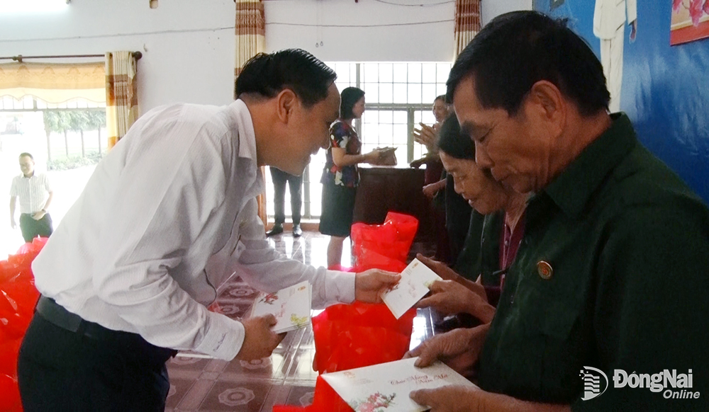 Đồng chí Bùi Xuân Thống, Phó trưởng đoàn đại biểu Quốc hội tỉnh trao quà Tết cho các cựu thanh niên xung phong