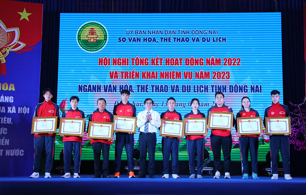 Phó chủ tịch UBND tỉnh Nguyễn Sơn Hùng trao bằng khen của Chủ tịch UBND tỉnh cho các tập thể, cá nhân VĐV đạt thành tích xuất sắc tại Đại hội Thể thao toàn quốc lần 9