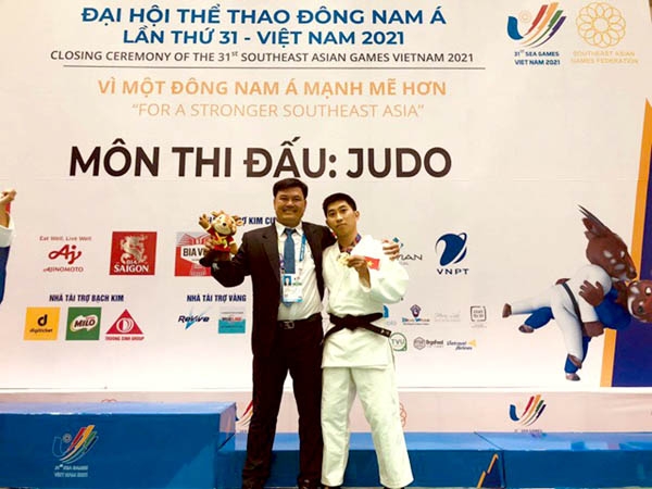 Ông Nguyễn Thái Bình, Trưởng đoàn bộ môn judo tại SEA Games 31, Hiệu trưởng Trường phổ thông Năng khiếu thể thao Đồng Nai chúc mừng vận động viên Phan Minh Hạnh