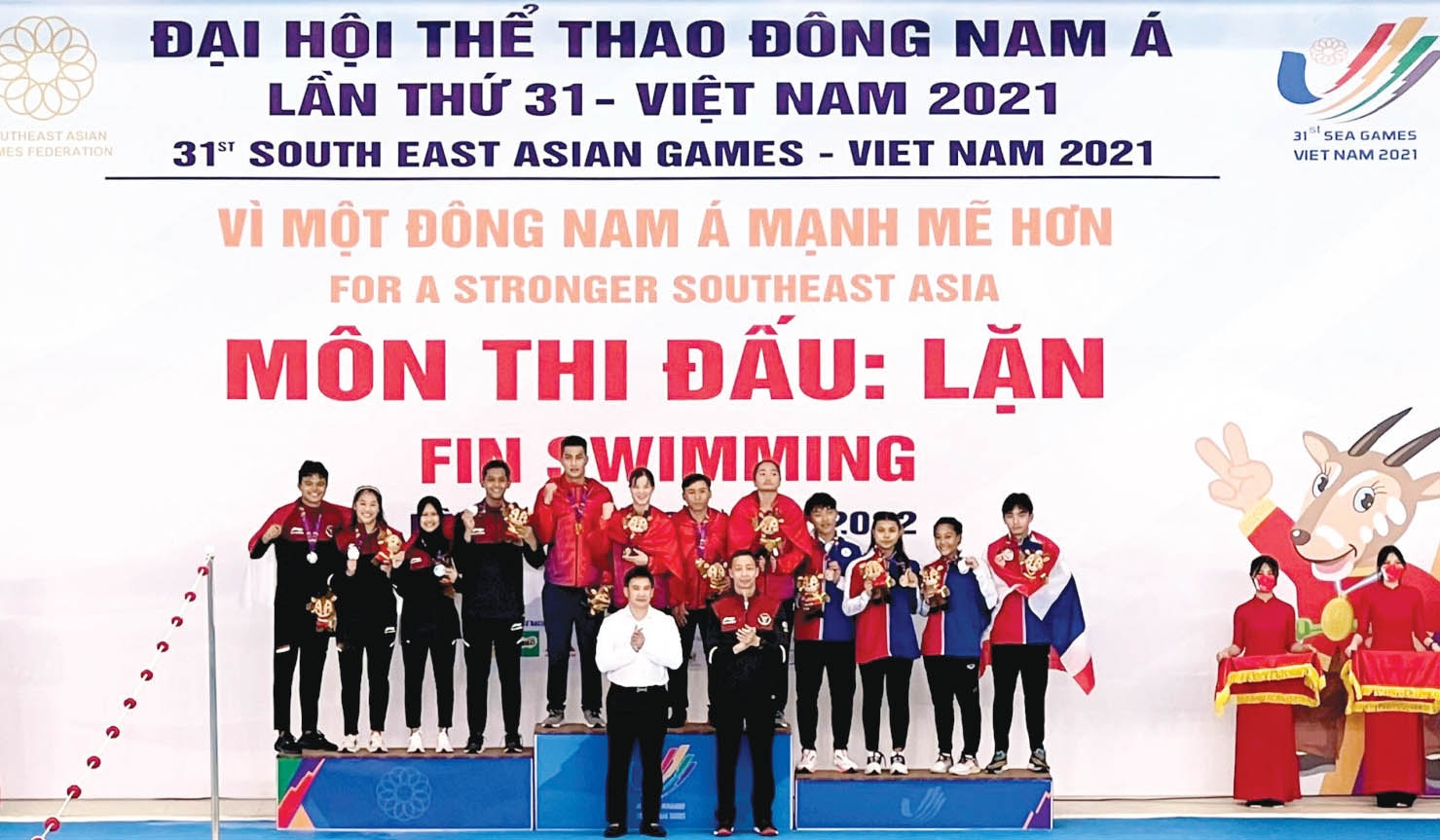 Vận động viên Nguyễn Ngọc Huynh cùng các đồng đội nhận huy chương vàng nội dung tiếp sức