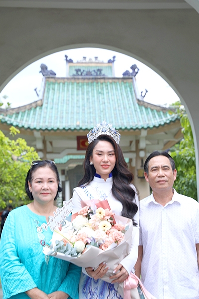 Hoa hậu Huỳnh Nguyễn Mai Phương chụp ảnh lưu niệm cùng gia đình trong dịp lễ báo công ở Văn miếu Trấn Biên sau khi đăng quang Miss World Việt Nam 2022. Ảnh: HUY ANH