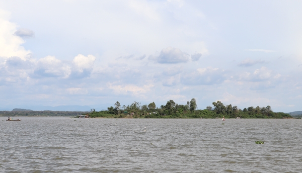 Đảo Bà Hương nhìn từ lòng hồ Trị An. Ảnh: T.NHÂN