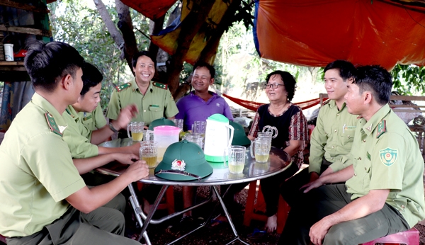 Lực lượng kiểm lâm thuộc Hạt Kiểm lâm Khu Bảo tồn thiên nhiên - văn hóa Đồng Nai thường xuyên ghé thăm hỏi, động viên, hỗ trợ người dân trên đảo Bà Hương