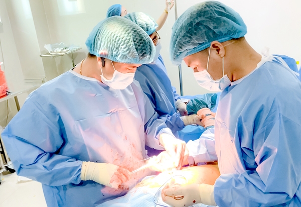 Một ca phẫu thuật với các thiết bị tiên tiến được thực hiện tại Bệnh viện Hoàn Mỹ ITO Đồng Nai