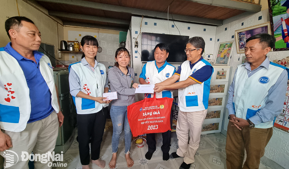 Công đoàn và lãnh đạo Công ty TNHH Pouchen Việt Nam thăm, tặng quà Tết công nhân phòng trọ