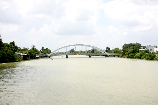 Tính sông nước - một trong những đặc trưng của sông nước Nam bộ  Trong ảnh: Cầu Ghềnh nhìn từ cầu Bửu Hòa (TP.Biên Hòa). Ảnh: NGUYỄN HUY