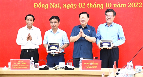 Chủ tịch Quốc hội Vương Đình Huệ tặng quà lưu niệm lãnh đạo Huyện ủy và UBND H.Long Thành 
