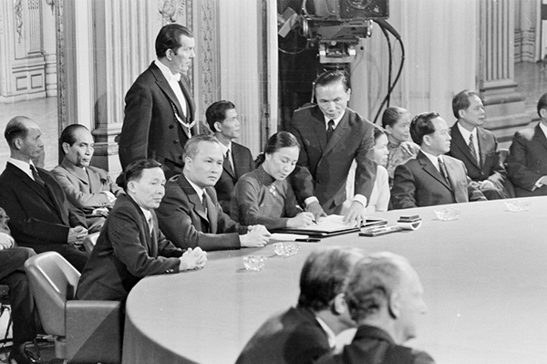 Bộ trưởng Ngoại giao Chính phủ lâm thời Cộng hòa miền Nam Việt Nam Nguyễn Thị Bình ký Hiệp định Paris, ngày 27-1-1973. Ảnh: Văn Lượng/TTXVN