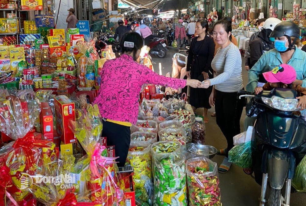 Khá đông người dân đến mua sắm Tết tại chợ Phương Lâm (H.Tân Phú) vào những ngày cận Tết