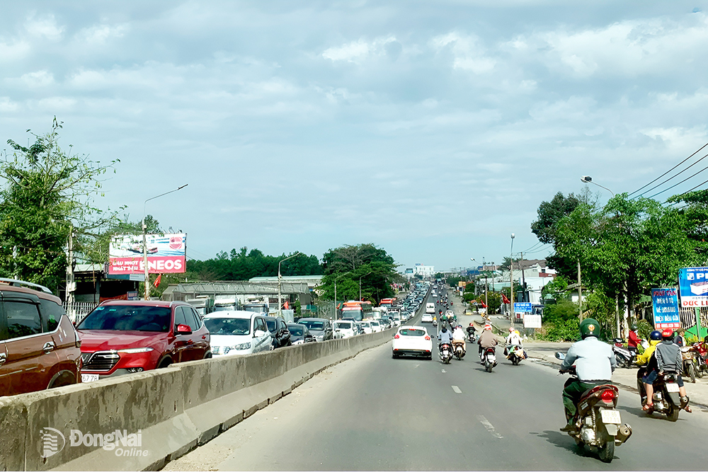 Quốc lộ 1 hướng từ TP.Biên Hòa - H.Trảng Bom, đoạn qua xã Bắc Sơn (H.Trảng Bom) xảy ra tình trạng xe đông, di chuyển chậm. Ảnh: Trần Nguyên
