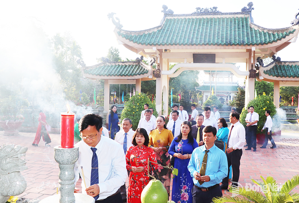 Chủ tịch UBND tỉnh Cao Tiến Dũng và các đại biểu dâng hương tại nơi thờ Khổng Tử