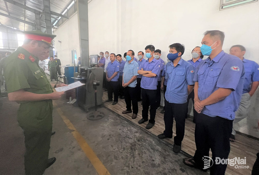 Công an tỉnh bắt giữ các đối tượng nhận hối lộ tại các trung tâm đăng kiểm trên địa bàn Đồng Nai. Ảnh: Công an cung cấp