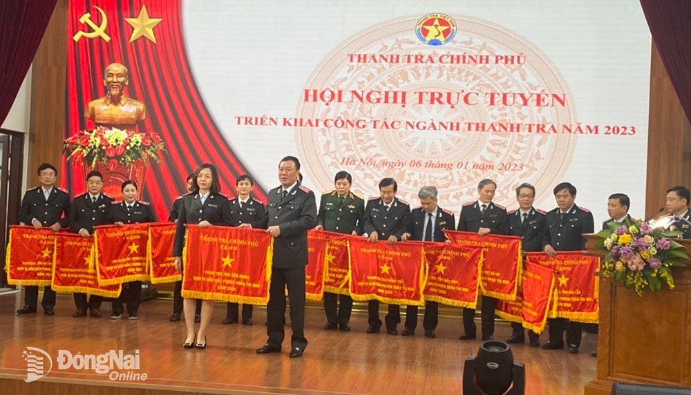 Đại diện Thanh tra tỉnh nhận cờ thi đua xuất sắc năm 2022 của Tổng thanh tra Chính phủ. Ảnh: T.Danh