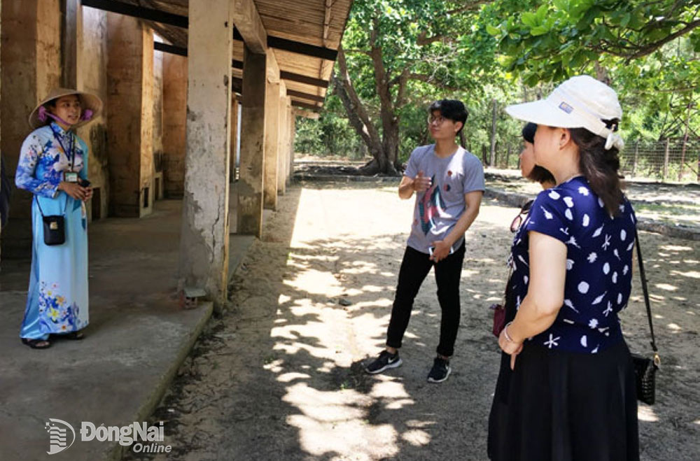 Người dân tham quan khu nhà tù Côn Đảo. Ảnh: N.Hà