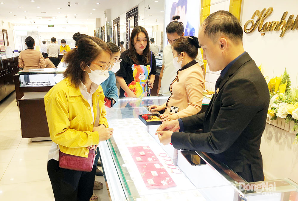 Khá đông người dân chọn mua các loại vàng miếng tại cửa hàng kim hoàn của PNJ (đường 30-4, TP.Biên Hòa) vào sáng 31-1. Ảnh: Hải Quân