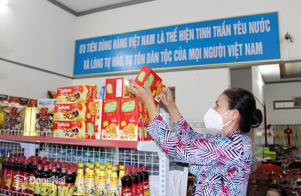 Người tiêu dùng chọn mua các sản phẩm tại một điểm bán hàng Tự hào hàng Việt Nam ở H.Tân Phú