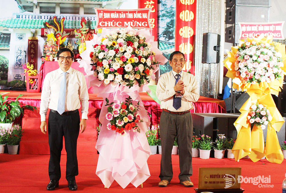 Phó chủ tịch UBND tỉnh Nguyễn Sơn Hùng trao tặng hoa cho Ban tổ chức Liên hoan đờn ca tài tử và bóng rỗi tỉnh Đồng Nai mở rộng năm 2023. Ảnh: My Ny