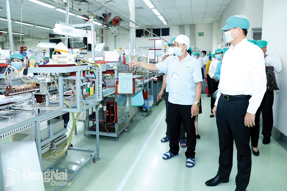 Ủy viên Trung ương Đảng, Bí thư Tỉnh ủy Nguyễn Hồng Lĩnh (bìa phải) thăm dây chuyền sản xuất của Công ty TNHH Tokin Electronics Việt Nam trong dip làm việc với Chi bộ công ty về hoạt động của tổ chức Đảng trong doanh nghiệp có vốn đầu tư nước ngoài