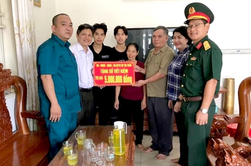 Đại diện các ban, ngành của TT.Trảng Bom thăm và động viên 2 anh em Ngô Thanh Chiến và Ngô Thanh Thắng